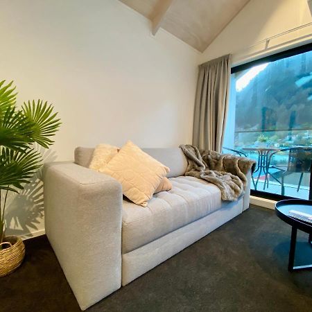 Modern 2-Bedroom Apartment 7-Mins Walk To Queenstown Exterior foto