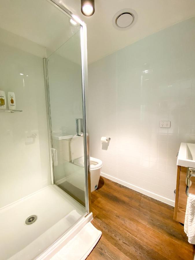 Modern 2-Bedroom Apartment 7-Mins Walk To Queenstown Exterior foto